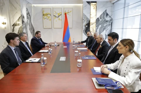 Փաշինյանը Բիշքեկում հանդիպում է ունեցել ԱՄՆ սենատոր Սթիվ Դեյնզի գլխավորած պատվիրակության հետ (վիդեո)
