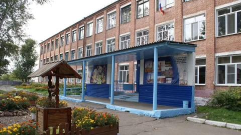 В Красноярском крае школьница напала на учительницу во время линейки: Пострадали 7 человек
