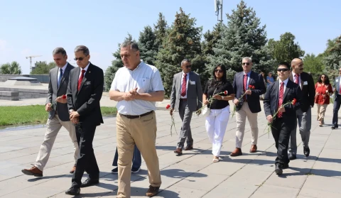 Հնդկաստանի Պաշտպանական ազգային քոլեջի հրամանատարի գլխավորած պատվիրակությանն այցելել է Ծիծեռնակաբերդի հուշահամալիր