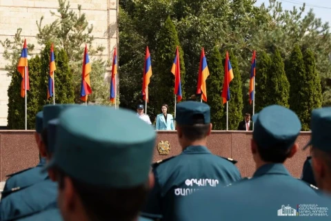 Государство рядом с тем спасателем, который, продолжая рисковать собственной жизнью, выполняет важную миссию по спасению жизни другого человека: министр внутренних дел