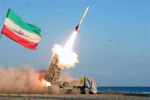 КСИР Ирана заявил об ударе по авианосцу и эсминцу США баллистическими ракетами