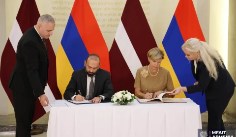 Միրզոյանը և Բրաժեն ստորագրել են արձանագրություն ՀՀ-ԵՄ առանց թույլտվության բնակվողների հետընդունման համաձայնագրի վերաբերյալ