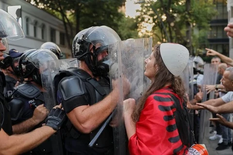 В Албании 100-й день протестов против проекта Кушнера закончился столкновениями с полицией