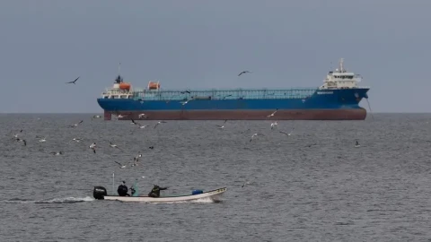 В территориальных водах Ирака атакован танкер с 2 млн баррелей мазута