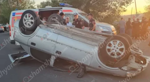 Աբովյանի կամրջի մոտ Opel Astra-ն գլխիվայր շրջվել է. վարորդի կինը և անչափահաս երեխան տեղափոխվել են հիվանդանոց
