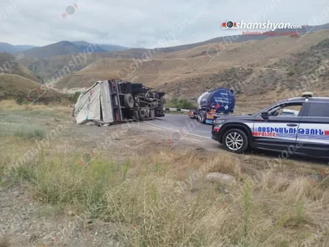 Սյունիքում 33-ամյա վարորդը ծեփամածիկով բարձված Isuzu բեռնատարով դուրս է եկել ճանապարհից և շրջվել
