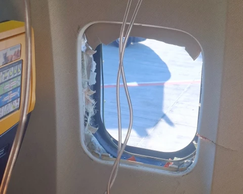 Авиакомпания Ryanair оказалась в центре разбирательства после инцидента с пассажиром, которого едва не вытянуло через иллюминатор