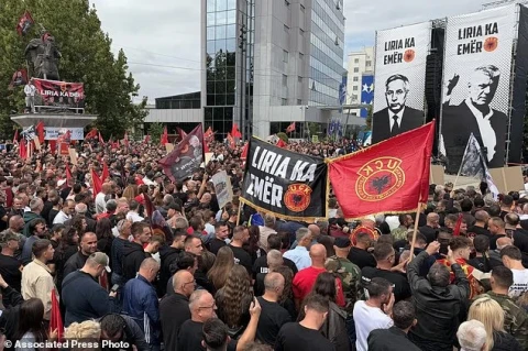 В Косово прошёл многотысячный митинг в поддержку ожидающих приговора экс-президента и бывших командиров армии