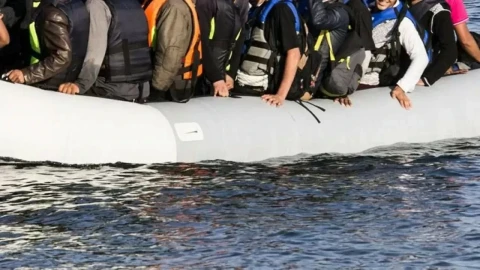 AFP: At least 1 dead, 25 missing after migrant boat sinks off Greece