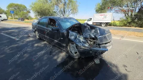 В Армавирской области столкнулись «Mercedes» и «Hyundai Kona»: есть пострадавший