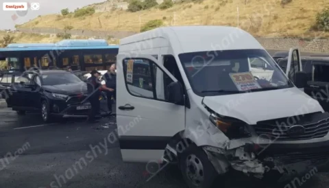 Տերյան փողոցում բախվել են Հրազդան-Երևան երթուղին սպասարկող միկրոավտոբուսն ու «TOYOTA RAV4»-ը․ կան վիրավորներ