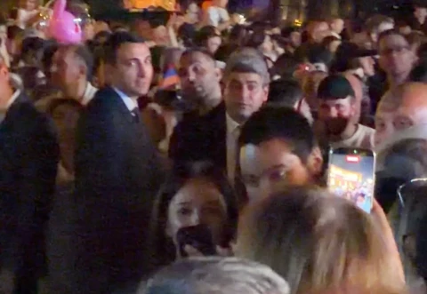 Քպ–ական բարձրաստիճան պաշտոնյաները ծիծաղում են ԿԳՄՍ նախարարին նկարվելու կանչող տղայի վրա