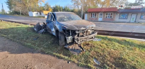 Գեղարքունիքում Toyota Camry-ն բախվել է երկաթե արգելապատնեշներին, կոտրել դրանք և հայտնվել գազոնի վրա․ կա վիրավոր