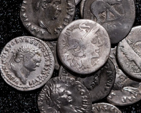 Искатель сокровищ нашёл 934 серебряных денария — крупнейший римский клад времён Адриана в Германии