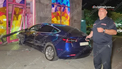 Սայաթ-Նովա պողոտայում բախվել են Dodge-ն ու Tesla-ն․ վերջինս կոտրել է լուսակիրը, ապա բախվել «Գրանդ Քենդի»-ի դռանը