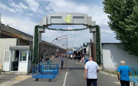 Այս պահին խուզարկում են Առինջ մոլի տնօրեն Ալիկ Նազարյանի տունը. նա կալանավորված է