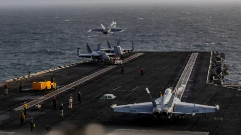 Восемь попыток самоубийства произошли на борту авианосца ВМС США во время рекордного похода