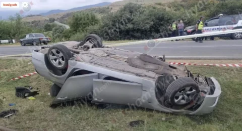 Բաղանիսում 44-ամյա վարորդը «BMW»-ով բախվել է հողաթմբերին և գլխիվայր հայտնվել դաշտում․ կա 4 վիրավոր
