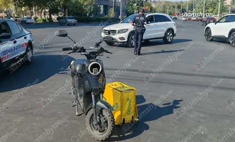 Շախմատի տան դիմաց բախվել են Mercedes-ն ու մոպեդը․ վերջինս կողաշրջվել է, մոպեդավարը տեղափոխվել է հիվանդանոց