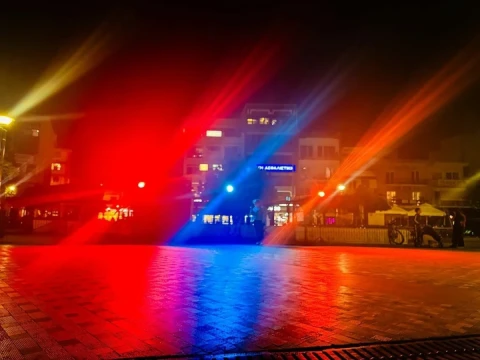 Կոմոտինի Խաղաղության հրապարակը և Յանինայի քաղաքապետարանի շենքը լուսավորվել են Հայաստանի դրոշի գույներով
