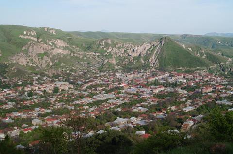 Ադրբեջանցին կնոջ ոտքին կրակել է երեք երեխաների ներկայությամբ. գյուղապետ