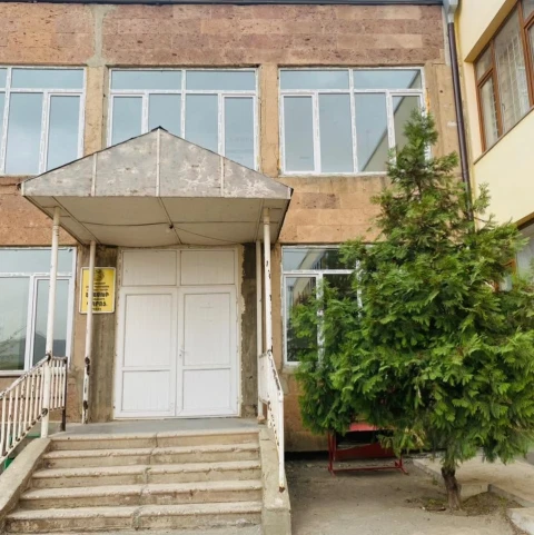 Երասխի դպրոցում աշակերտուհուն ապտակելու դեպքով մեղադրանք է ներկայացվել նրա համադասարանցու հորը. մանրամասներ