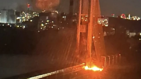 Россия в четвертый раз за сутки ударила по одному из ключевых мостов через Днепр в Киеве
