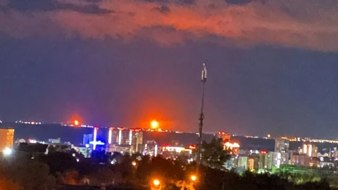 В Волгограде после массированной атаки дронов вспыхнул пожар в районе химзавода и одного из крупнейших НПЗ России