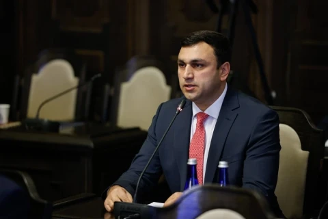 «Կրոնական տուրիզմի». Էջմիածնի քաղաքապետը ինչու է եկել «Աղոթքի նախաճաշ»–ին (վիդեո)