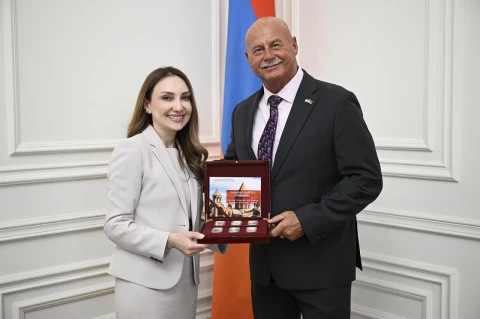 Մակունցը հանդիպում է ունեցել Ֆրեզնոյի քաղաքապետ Ջերի Դայերի և սփյուռքահայ գործիչ Պերճ Աբգարյանի հետ
