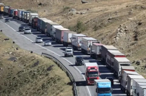 Լարսում հայ վարորդները կոնյակով բարձված բեռնատարներով 1 ամսից ավելի է կանգնած են