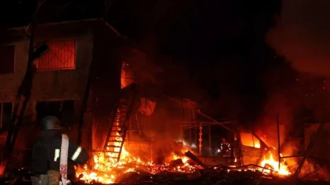 Россия ударила реактивными дронами по жилому району Харькова. Один человек погиб, 8 ранены