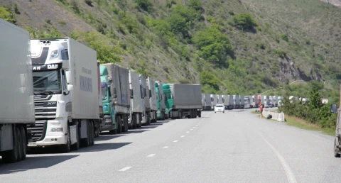 Ռուսական կողմը նմուշառում է իրականացնում կոնյակից․ վարորդները շուրջ մեկ ամիս է՝ Լարսում են