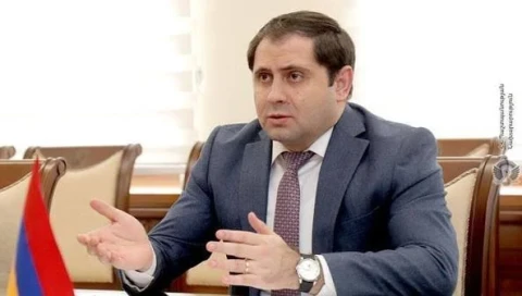 Ձեր հրաժարականն են պահանջում. լրագրողը` Պապիկյանին