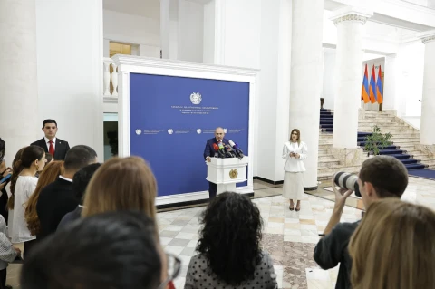 Премьер-министр Армении сравнил политических оппонентов со стрелявшим в женщину азербайджанским солдатом