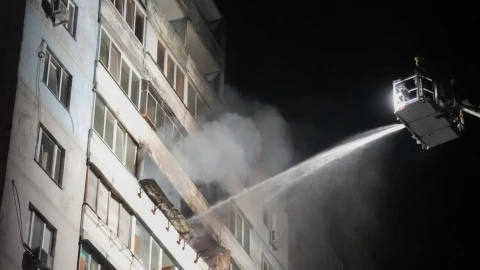 В Киеве в результате российских ударов погибли четыре человека: Один из дронов влетел в жилой 12-этажный дом