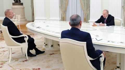 «Коммерсант»: Путин, Пашинян и Алиев провели не анонсированную встречу