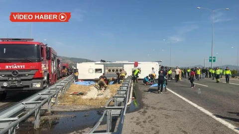 В Турции при столкновении автобуса с грузовиком погибли не менее 11 человек