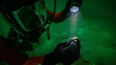 Археологи обнаружили на дне Средиземного моря древний бронзовый перстень с изображением одного из семи чудес света
