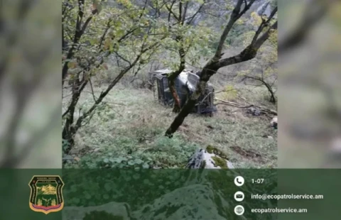 Փայտանյութով բեռնված «ՈՒԱԶ»-ի վարորդը փախուստի դիմելիս մեքենան կողաշրջել է