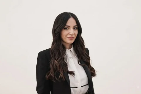 Վարչապետի արարողակարգի պատասխանատու Եսթեր Սահակյանը 4.5 ամսով հղիության և ծննդաբերության արձակուրդ է գնում