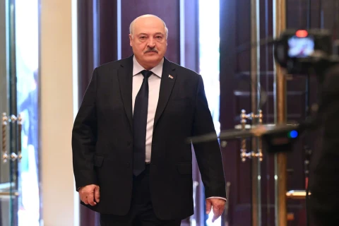 Александр Лукашенко показал прием из самбо в отряде народного ополчения
