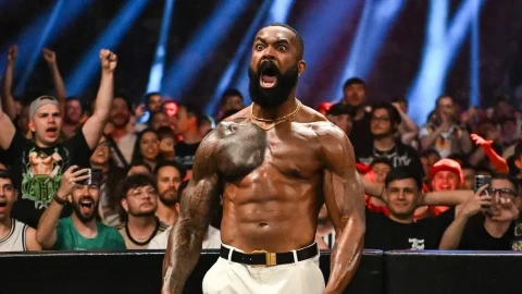 Звезду WWE обвинили в сексуализированном танце на коленях охранника во время прямого эфира Netflix