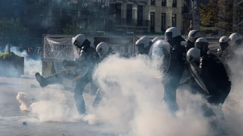 Беспорядки в Брюсселе и Льеже: полиция разгоняла толпы слезоточивым газом и водометами