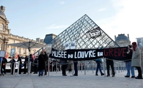 France-Presse: протестующие заблокировали доступ в Лувр в Париже