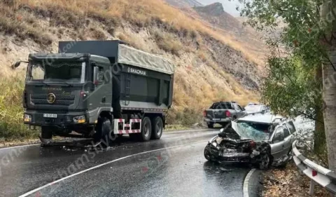 Սյունիքում բախվել են «Shacman» բեռնատարը և «Opel»-ը․ հայր ու որդի տեղափոխվել են հիվանդանոց