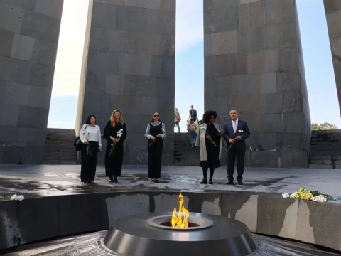 Представители мэрии Парижа посетили  мемориальный комплекс "Цицернакаберд" в Ереване