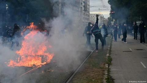 Водомёты и слезоточивый газ: во Франции протесты переросли в столкновения с полицией
