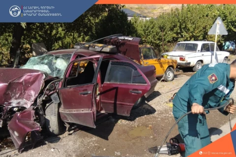 Փրկարարները հատուկ տեխնիկայի միջոցով վարորդին դուրս են բերել ավտոմեքենայից