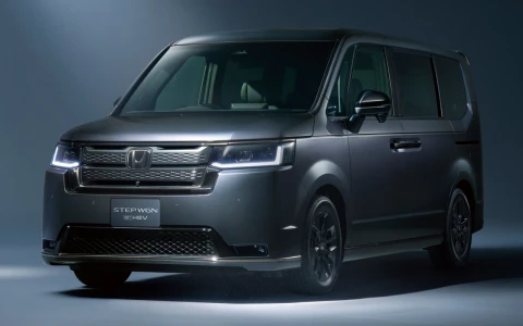 У Honda Stepwgn появилась «черная» спецверсия